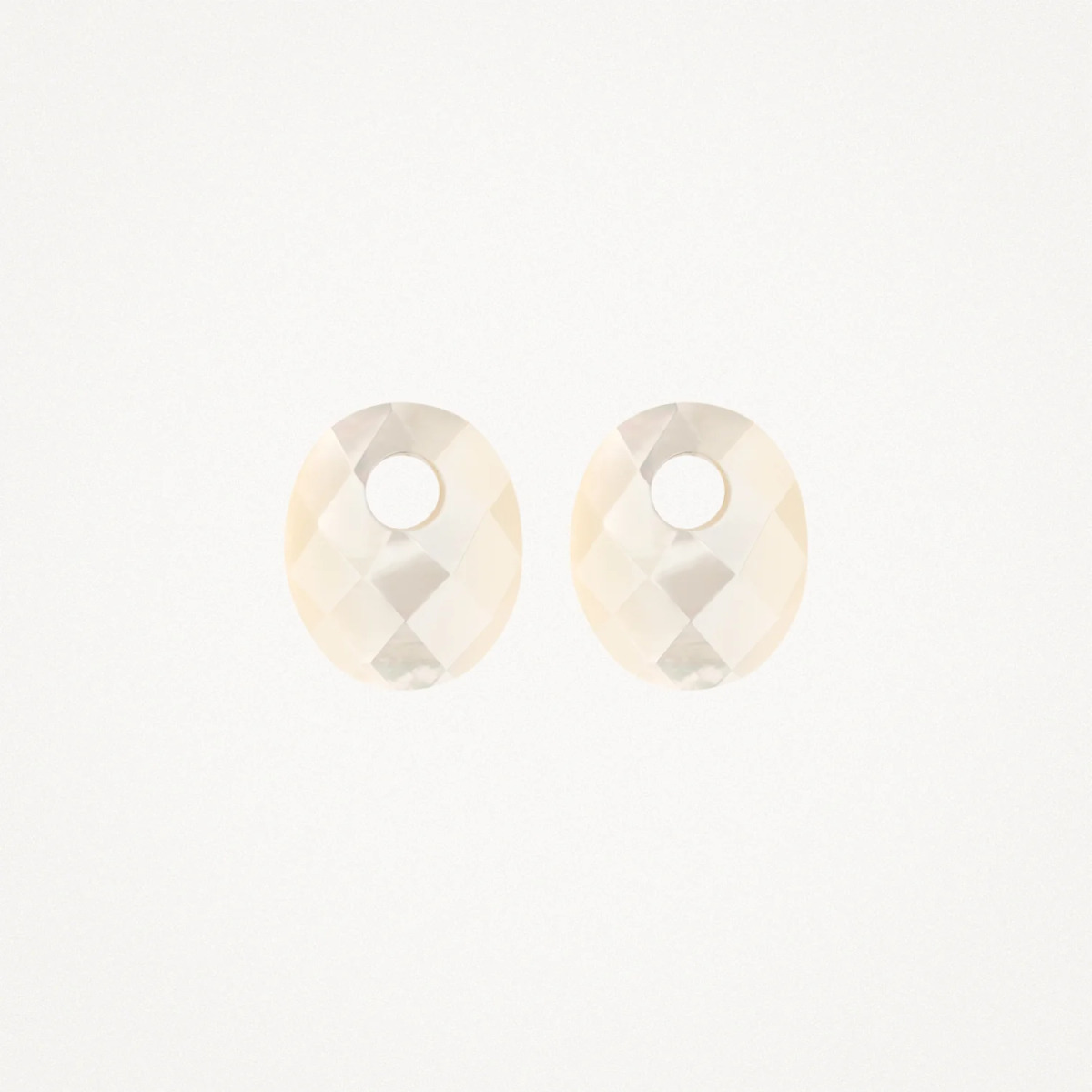 Blush 800MOPM witte oorbedels met ovale parelmoer steen 10 mm breed - Hoogte 12 mm