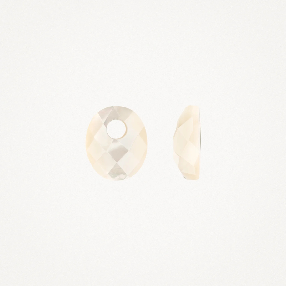 Blush 800MOPM witte oorbedels met ovale parelmoer steen 10 mm breed - Hoogte 12 mm