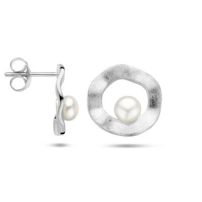 zilveren-ronde-oorknopjes-met-zoetwaterparel-en-gescratched-oppervlak-diameter-15-mm