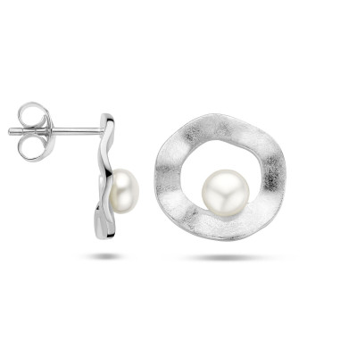 zilveren-ronde-oorknopjes-met-zoetwaterparel-en-gescratched-oppervlak-diameter-15-mm