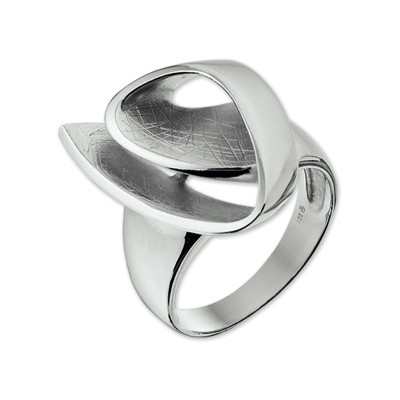 Zilveren gerhodineerde ring met gedraaide scratched structuur 22.5 mm breed