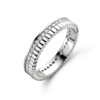 Zilveren ring met geribbeld patroon en zirkonia rij 4 mm breed