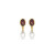 gouden-oorhangers-met-witte-zoetwaterparel-en-rode-graanaat-hoogte-18-mm