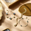 gouden-armband-met-blauwe-topaas-hangertjes