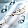 14-karaat-gouden-vlinder-armband-met-witte-parelmoer-9-13-cm