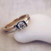 bicolor-ring-met-opvallende-diamant-in-v-setting-0-40-crt
