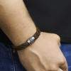 bruine-leren-herenarmband-gevlochten-met-zilverkleurige-sluiting-12-mm-breed