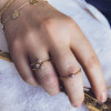 fijne-gouden-ring-met-gedraaide-scheen-en-zirkonia