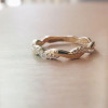 gedraaide-pave-crossover-ring-van-14-karaat-goud-met-sprankelende-diamanten-0-14-crt