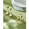 gouden-oorhangers-mat-en-glanzend-met-organische-vormen-hoogte-30-mm
