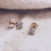 gouden-oorstekers-met-diamant-in-bloem-0-12-crt