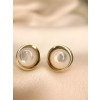 gouden-oorstekers-met-witte-parelmoer-diameter-11-mm