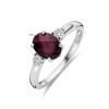 zilveren-ring-met-ovale-rode-granaat-en-2-briljant-geslepen-zirkonia-s-8-mm-breed