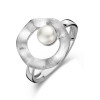 zilveren-ring-met-zoetwaterparel-en-gescratchte-open-cirkel-15-mm-breed