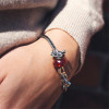 trollbeads-zilveren-bedelarmband-met-beschermengel-rode-kraal-en-sluiting