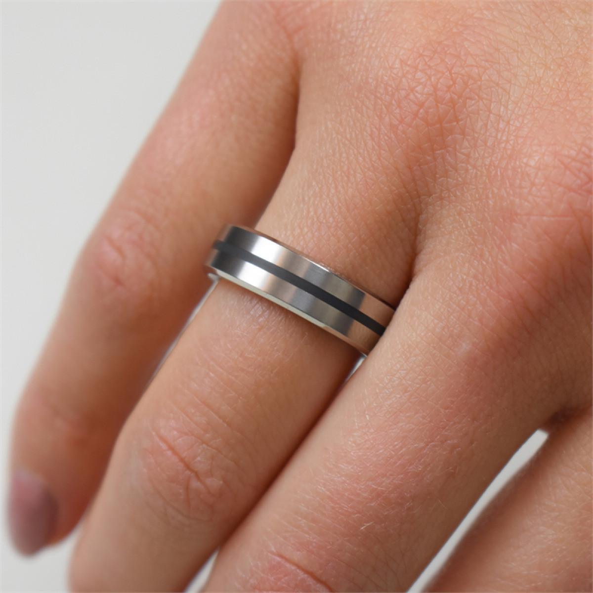 Boccia Titanium 0101-14 zilverkleurige ring met donkere streep 6 mm breed