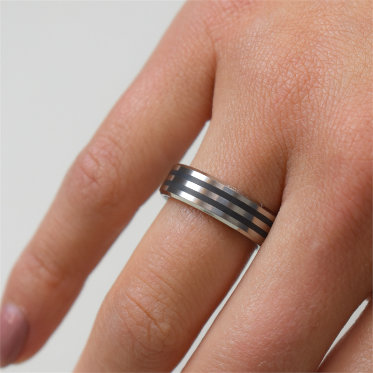 Boccia Titanium 0101-17 zilverkleurige ring met donkere strepen 6 mm breed