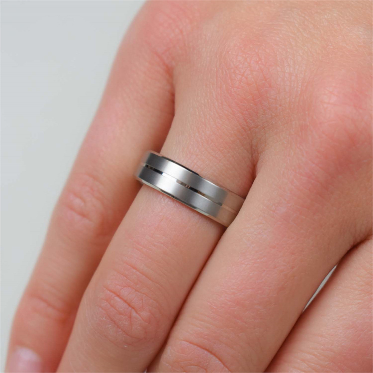 Boccia Titanium 0101-22 zilverkleurige ring glanzend en mat titanium 6 mm breed