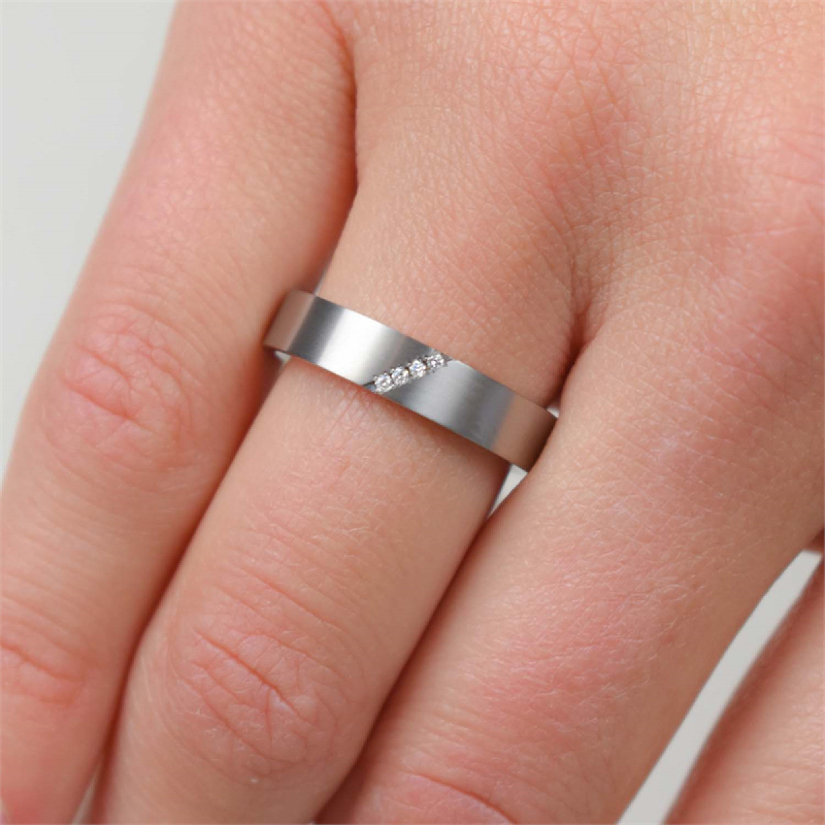 Boccia Titanium 0121-07 zilverkleurige ring met diamant 0.02 crt 4 mm breed