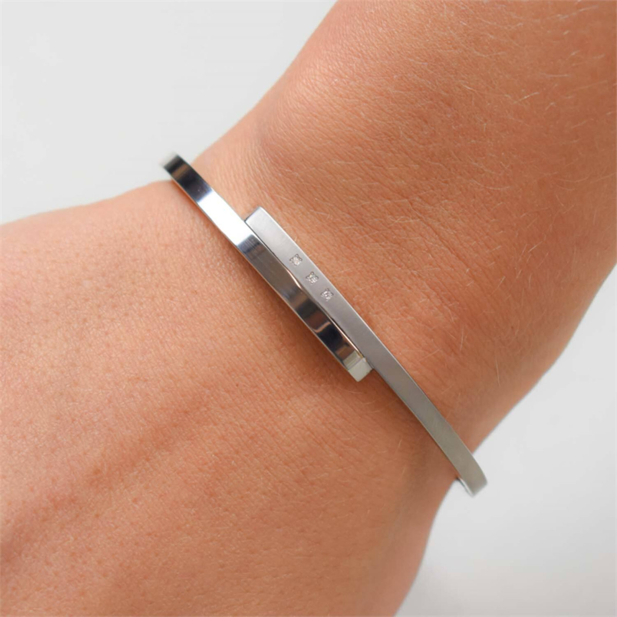 Boccia Titanium 03041-02 bangle met drie diamanten van 0.01 crt - Diameter 60 mm