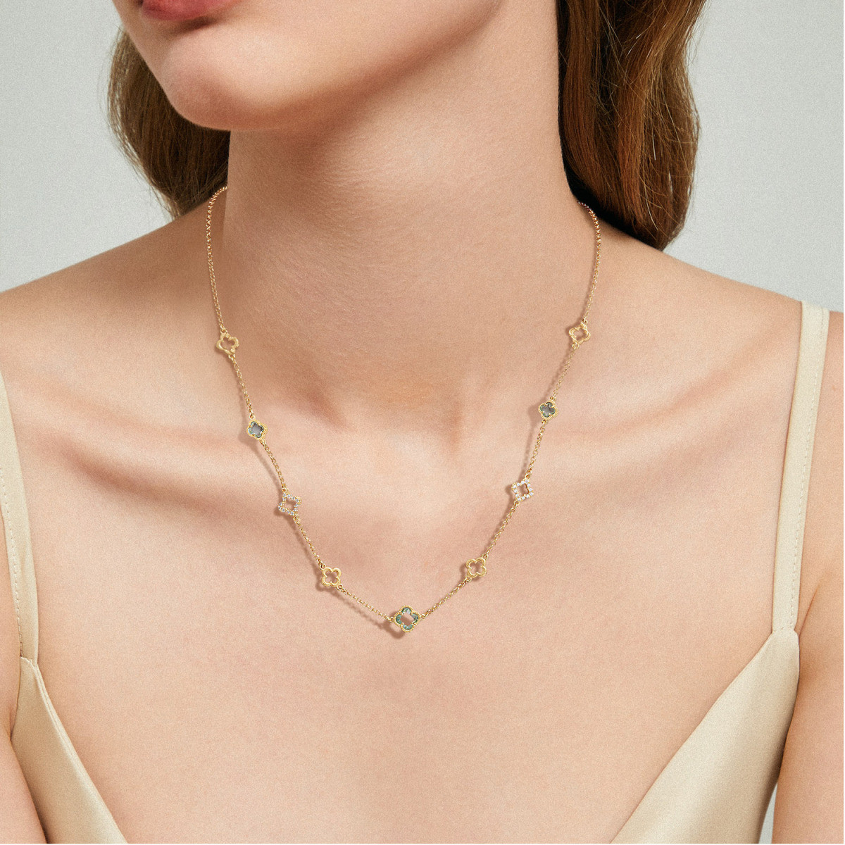 GLOW 102.8630.55 goudkleurige ketting met blauwe bloemen 8 mm - Lengte 55 cm