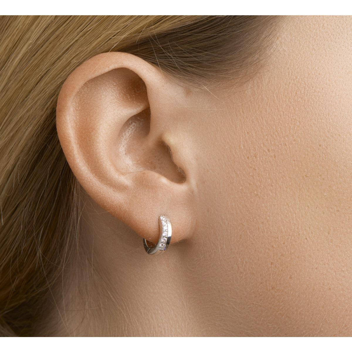 Klapcreolen zilverkleurig met zirkonia 3 mm breedte