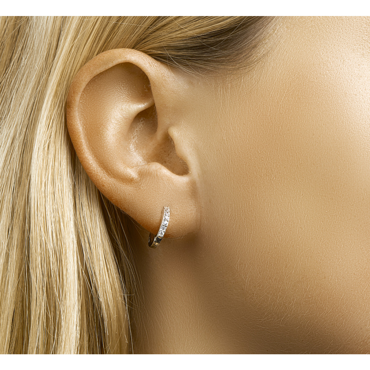 Mooie zirkonia klapcreolen 2 mm breed