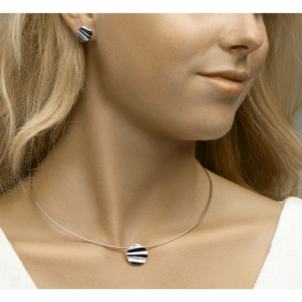 Zilveren collier met ronde hanger met zirkonia's
