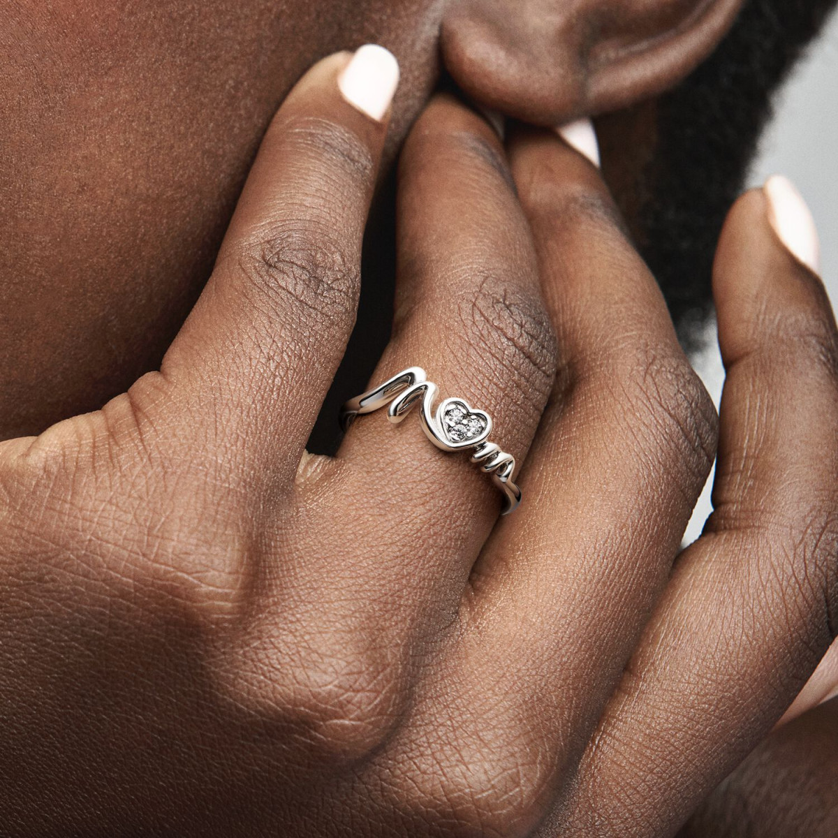 Pandora Moments 191149C01 hartjes ring met Mum / Mama en met transparante zirkonia
