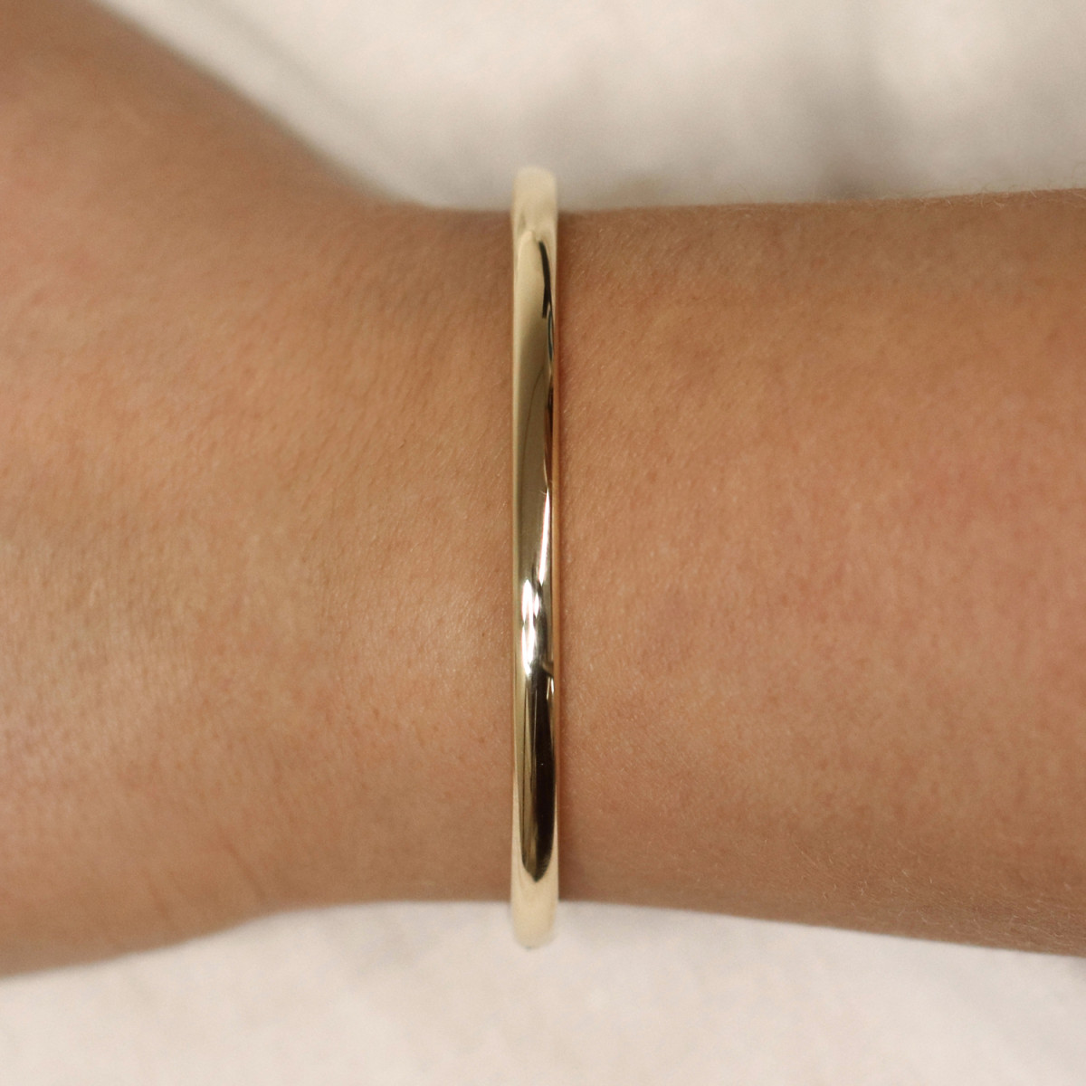 GLOW 204.2463.60 gouden bangle met glanzende afwerking 3 mm breed - Diameter 60 mm