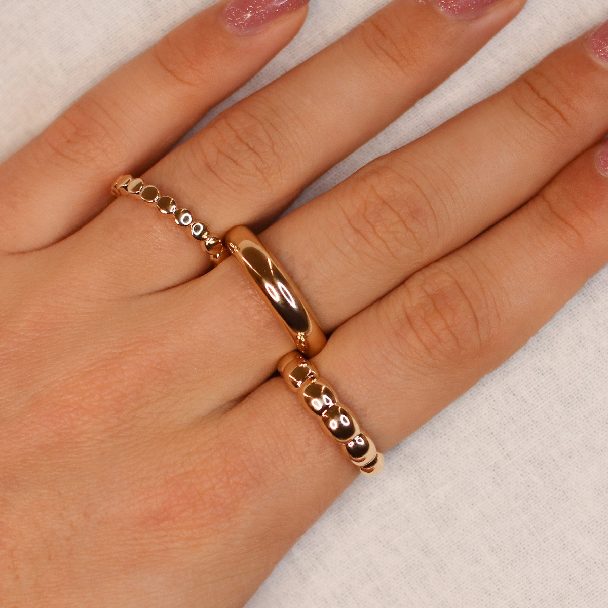 GLOW 214.1227 14-karaat gouden ring met uitgesneden hartjes 5 mm breed