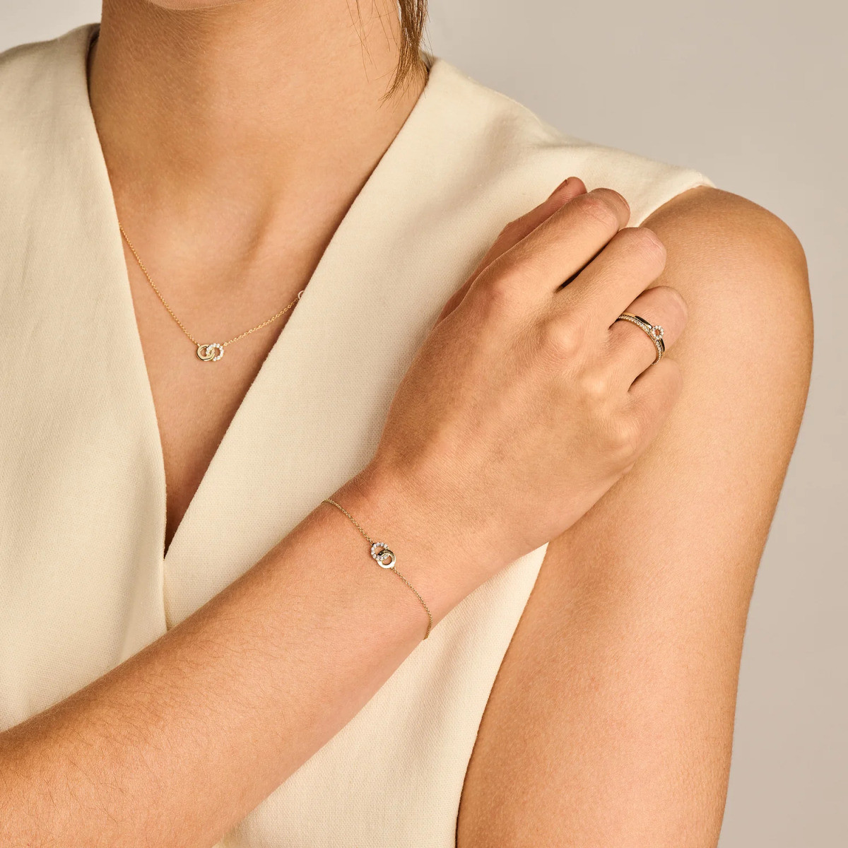 Blush 2223YZI gouden armband met hanger twee verweven zirkonia hangers - Lengte 18 cm