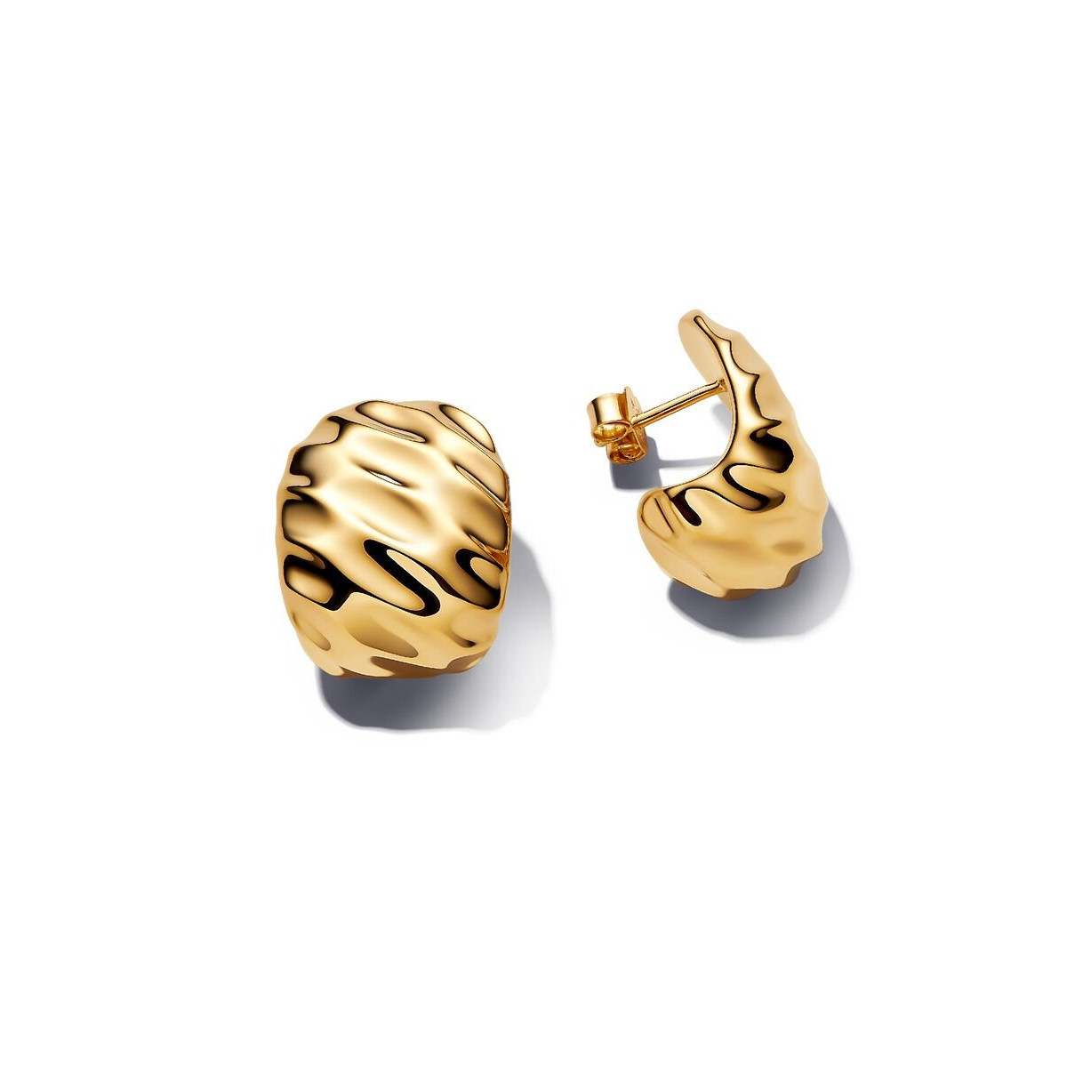 Pandora Essence 263879C00 brede oorringen met goudkleurig golvend design - Breedte 16.5 mm