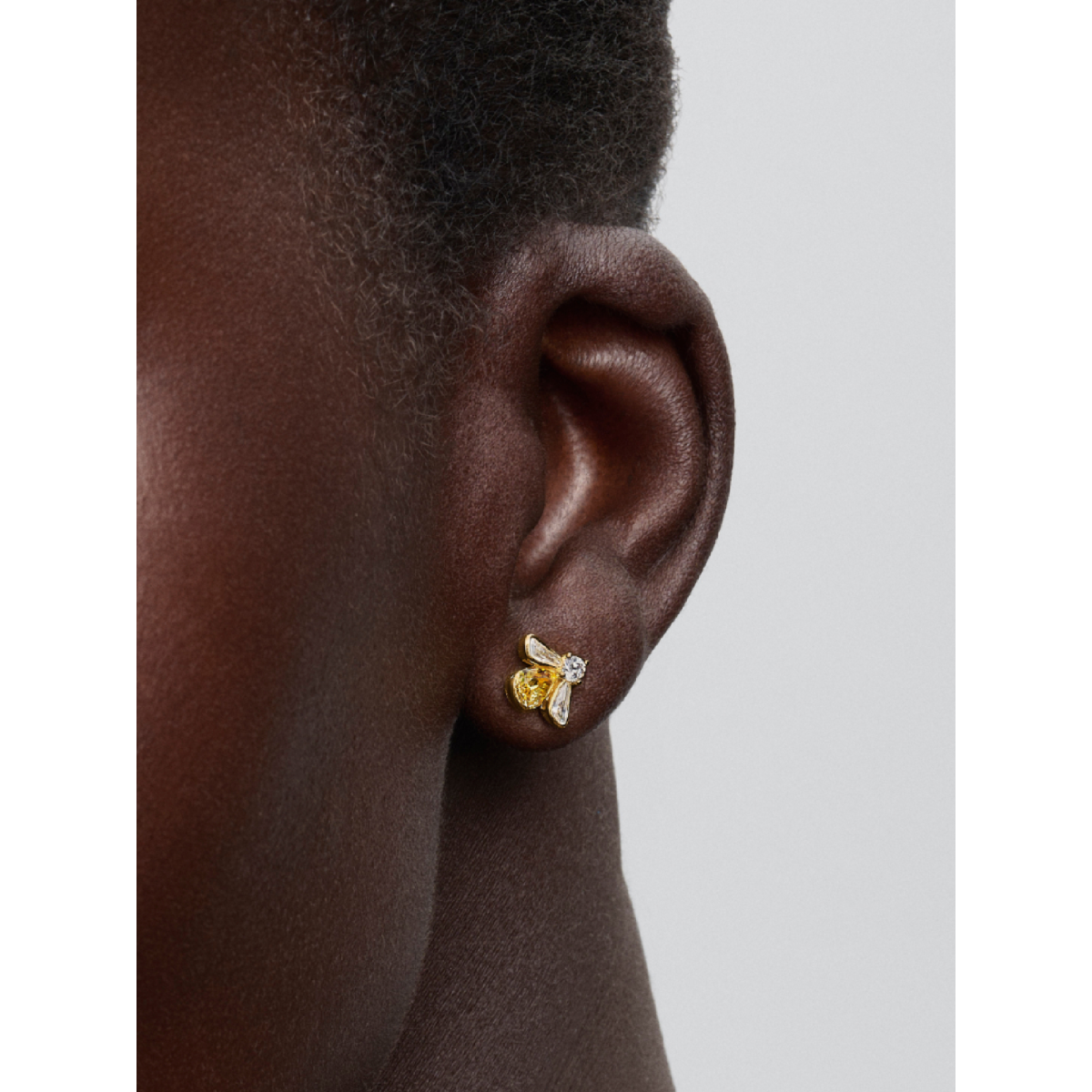 Pandora Timeless 264559C01 gold plated oorstekers met bij van gele en transparante zirkonia