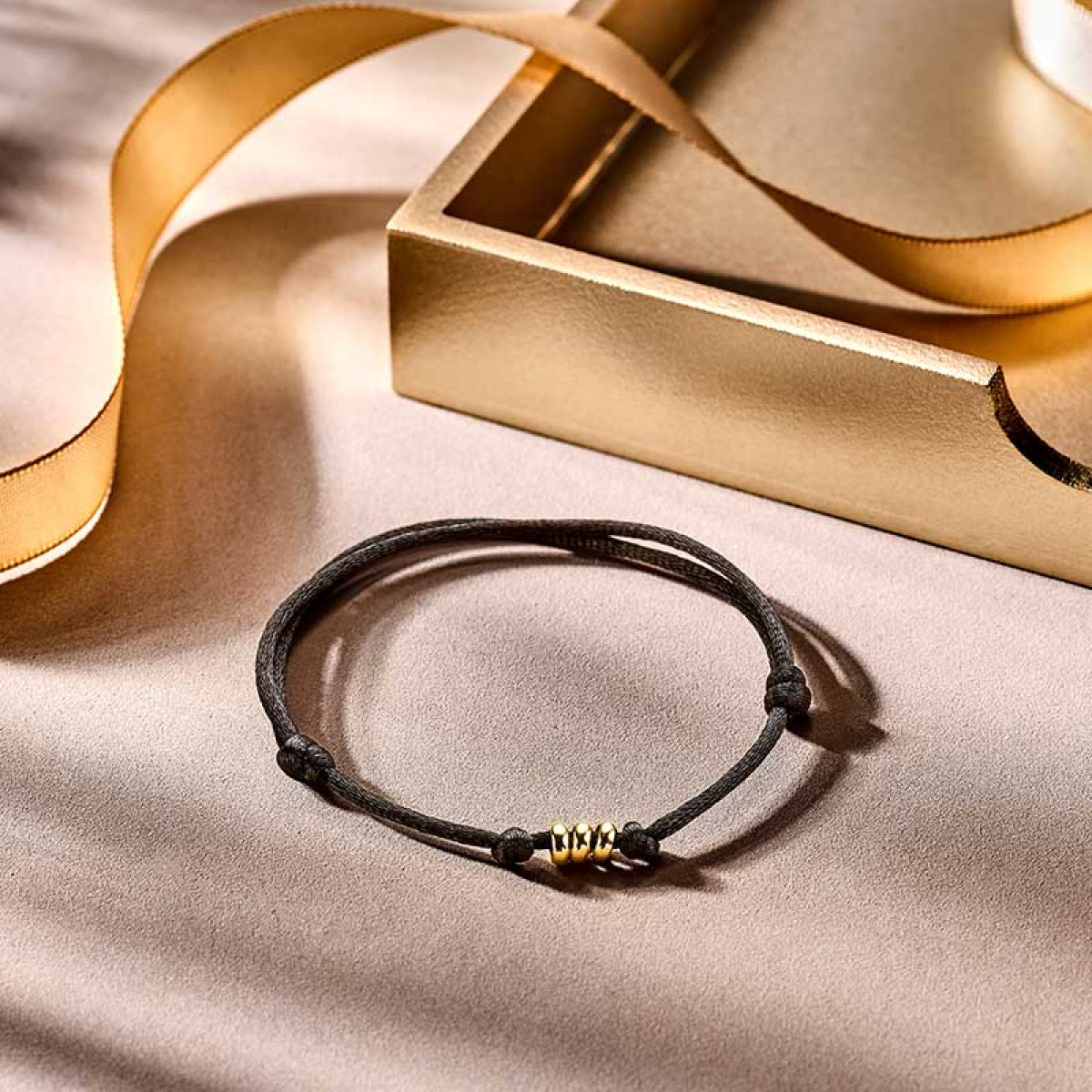 Armband satijn drie gouden ringetjes