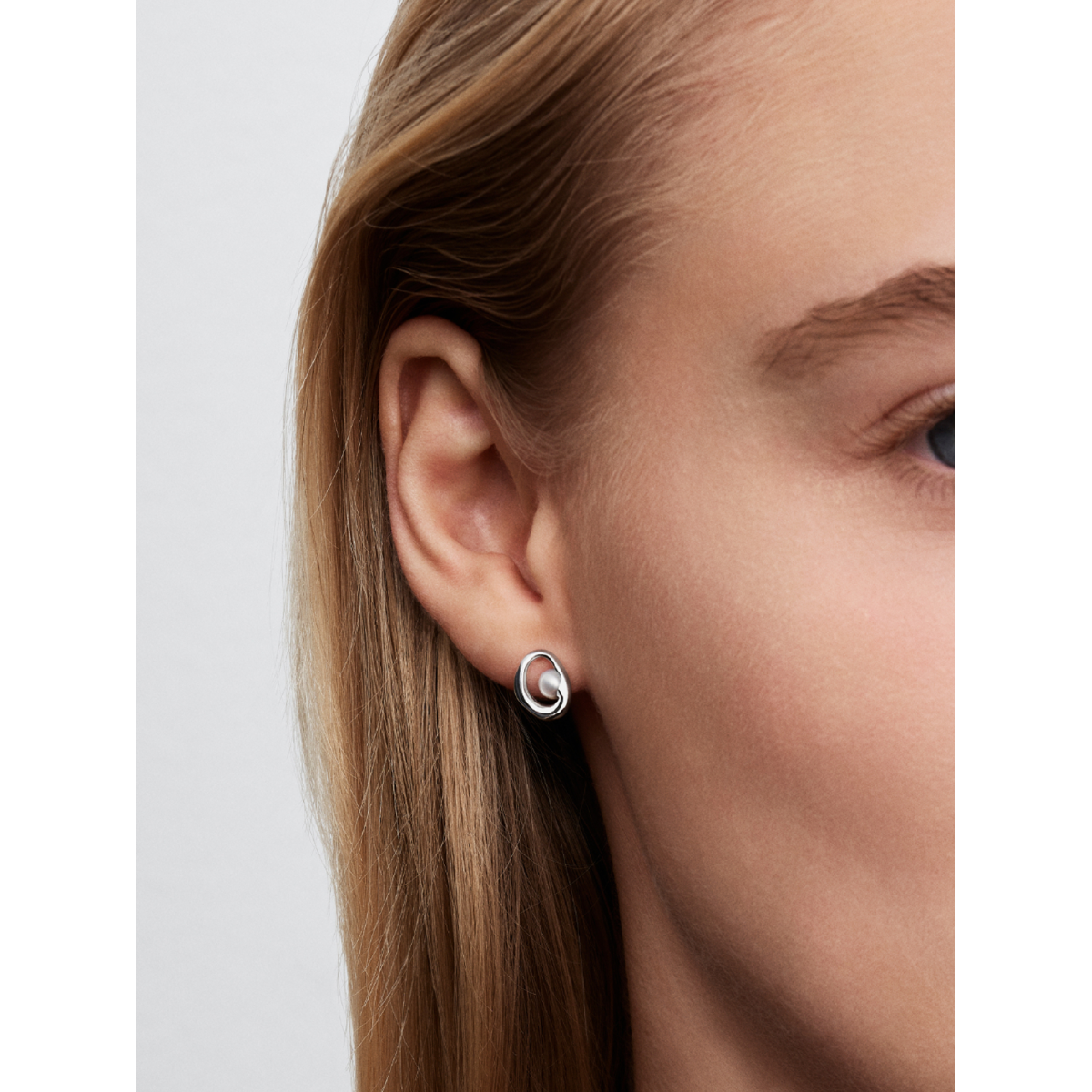 Pandora Essence 293295C01 zilveren oorstekers met ovale parel 8.5 mm breed - Hoogte 10.5 mm