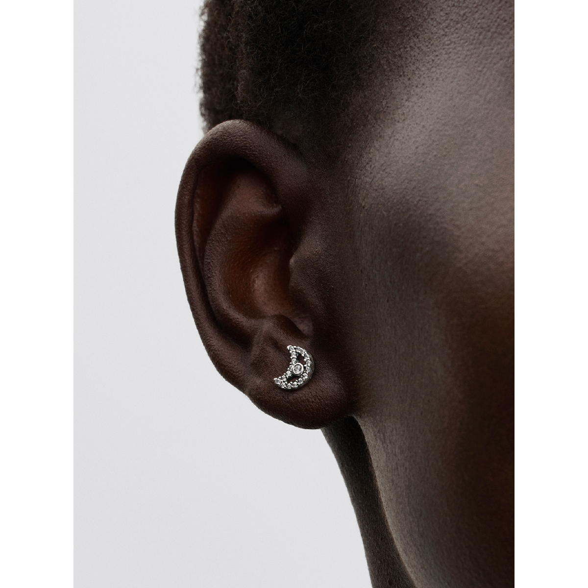 Pandora Moments 294257C01 halve maan oorstekers zilver met zirkonia