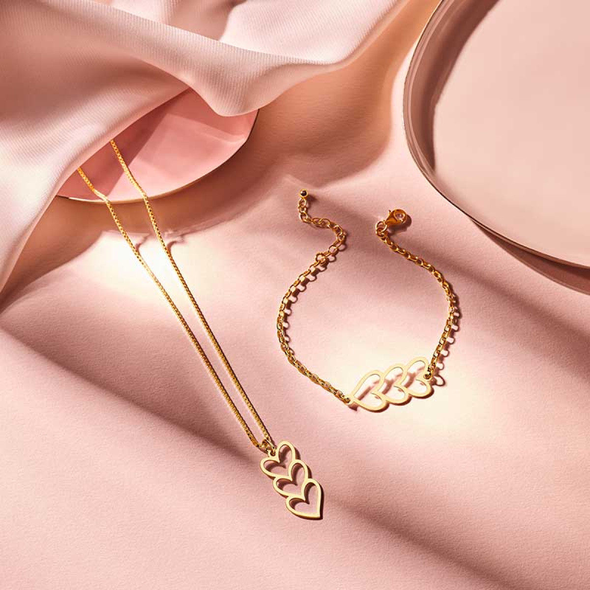Gouden sieraden set met 3 hartjes