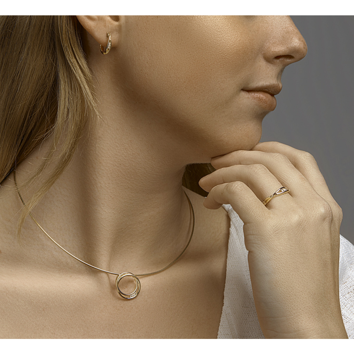 Gouden klapcreolen met diamanten