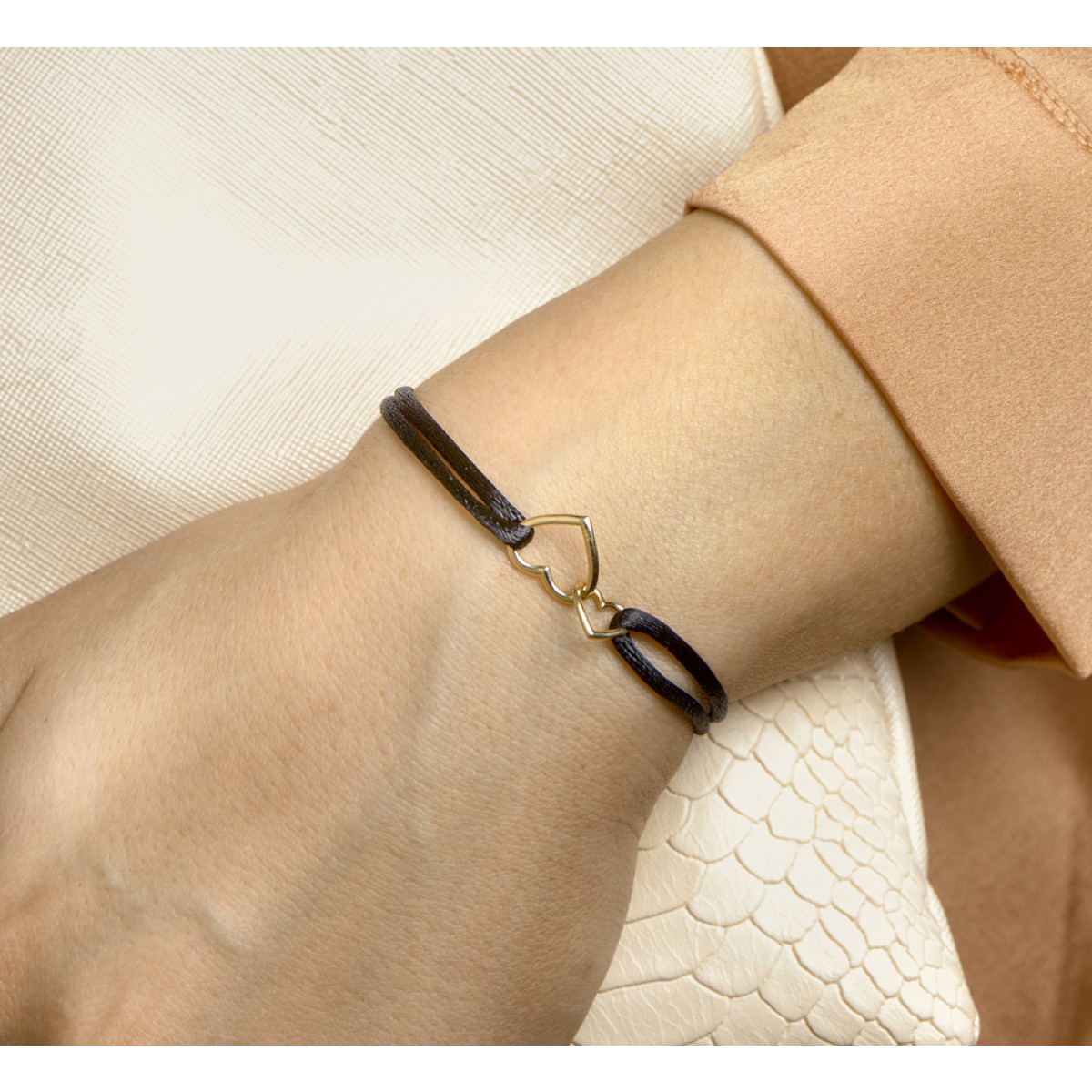 Zwart satijnen armbandje met twee hartjes