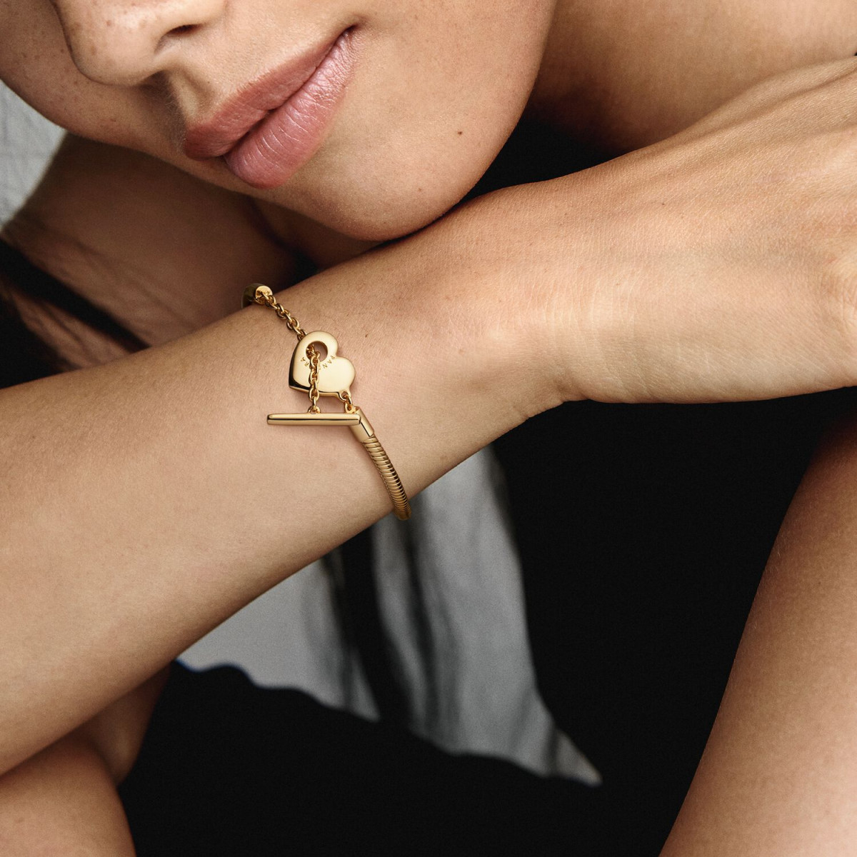 Pandora Moments 569285C00 hartje en t-bar goudkleurige snake chain armband