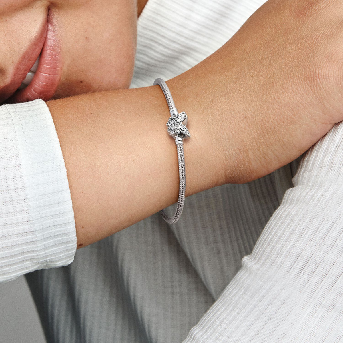 Pandora Moments 590782C01 zilveren armband met vlinder sluiting en zirkonia's