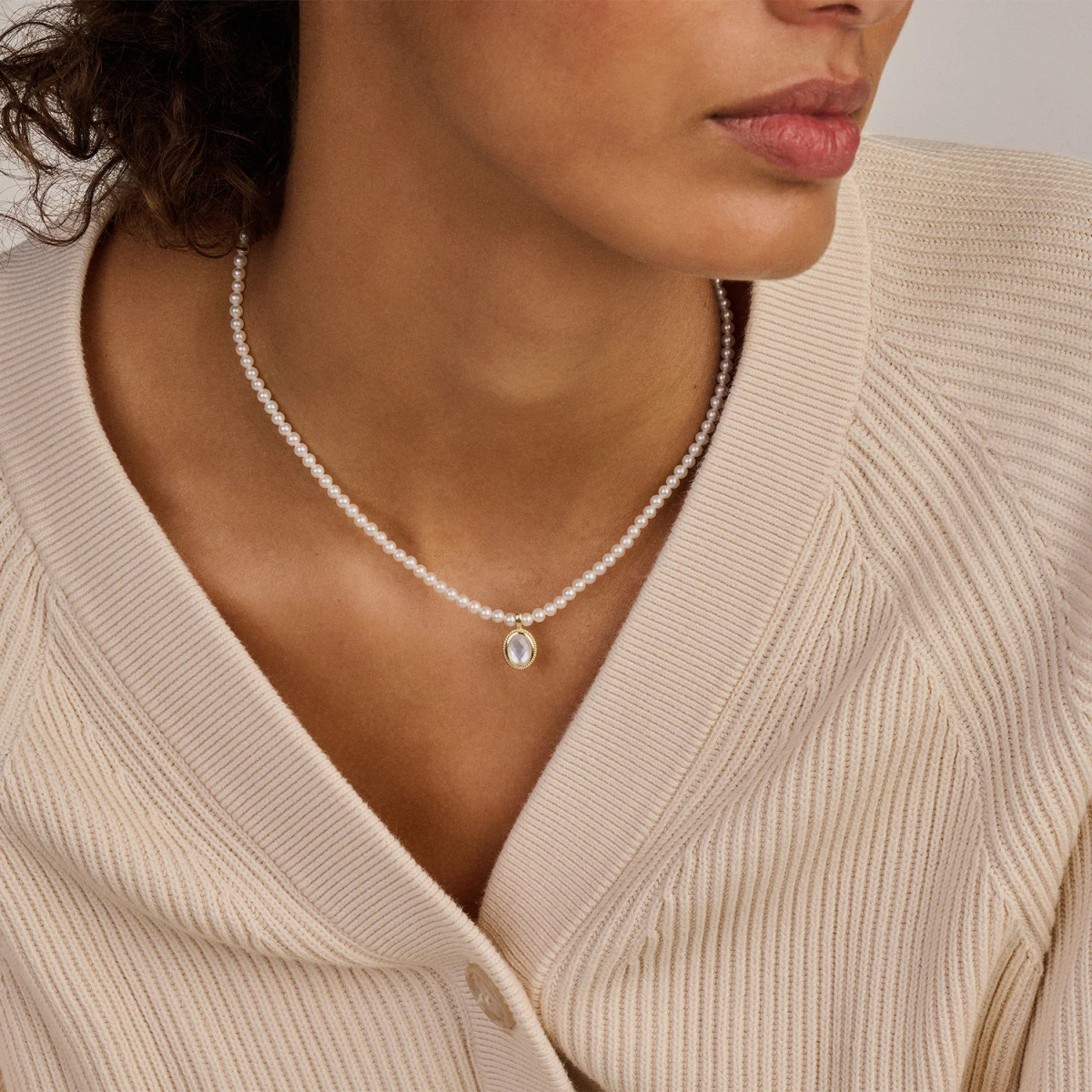 Blush 6097YMQ gouden hanger met ovale bergkristal en witte parelmoer 9 mm - Hoogte 15.5 mm