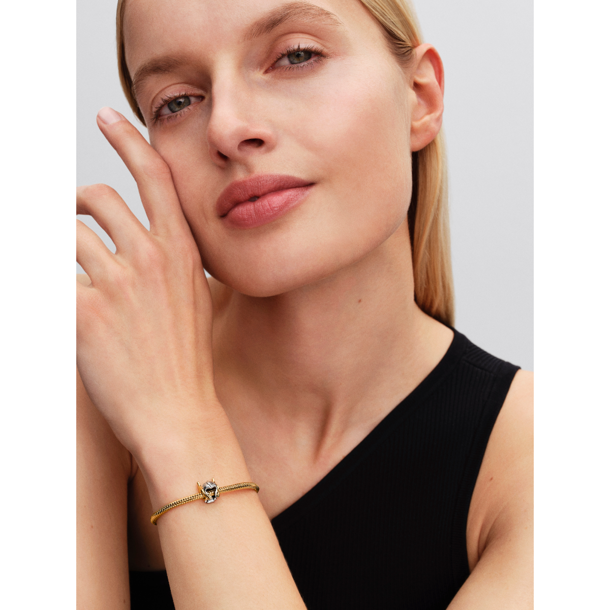 Pandora Marvel 764215C00 bicolor bedel met Helm van Thor