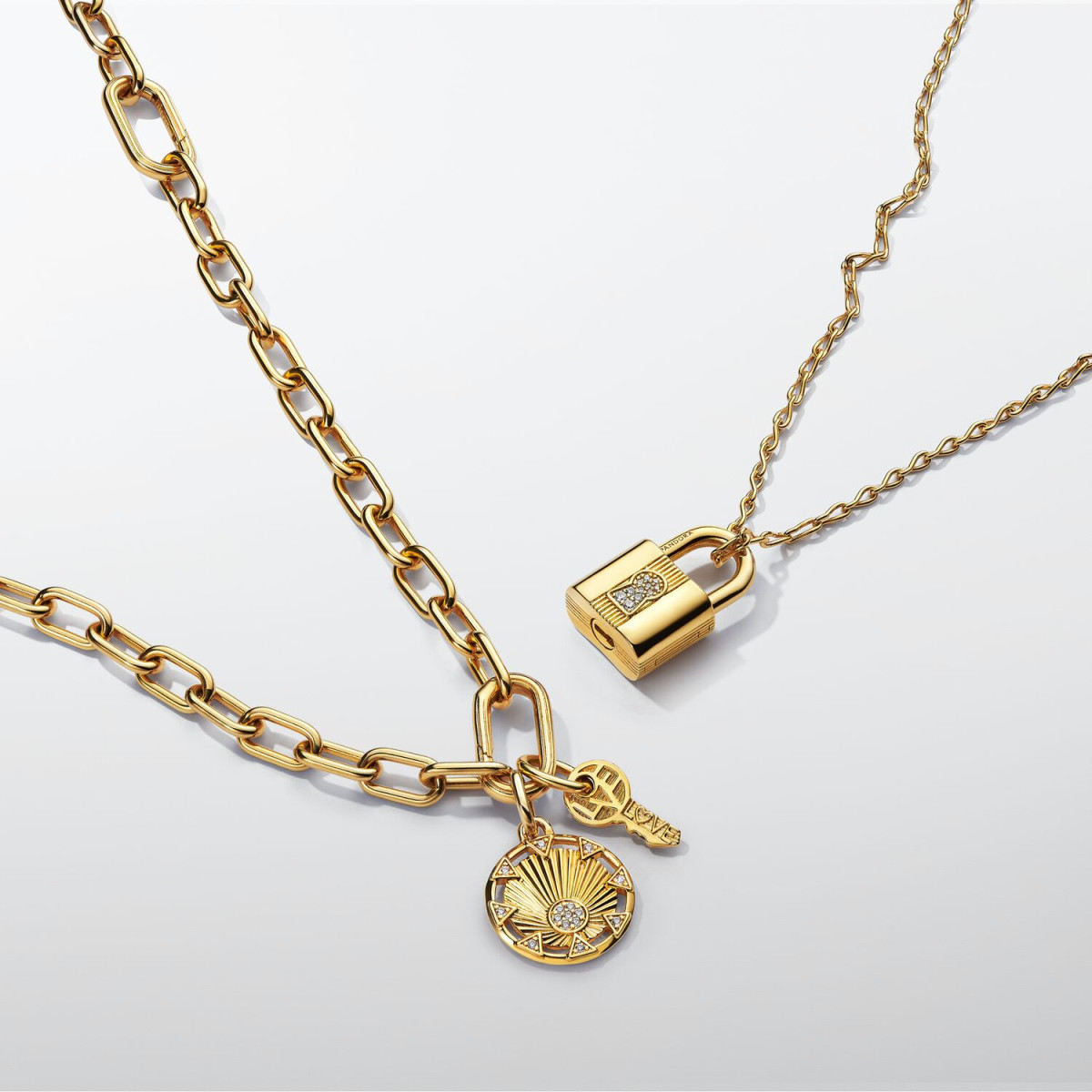 Pandora Moments 760088C01 hangende gold plated armband bedel met sleutel, slotje en zirkonia