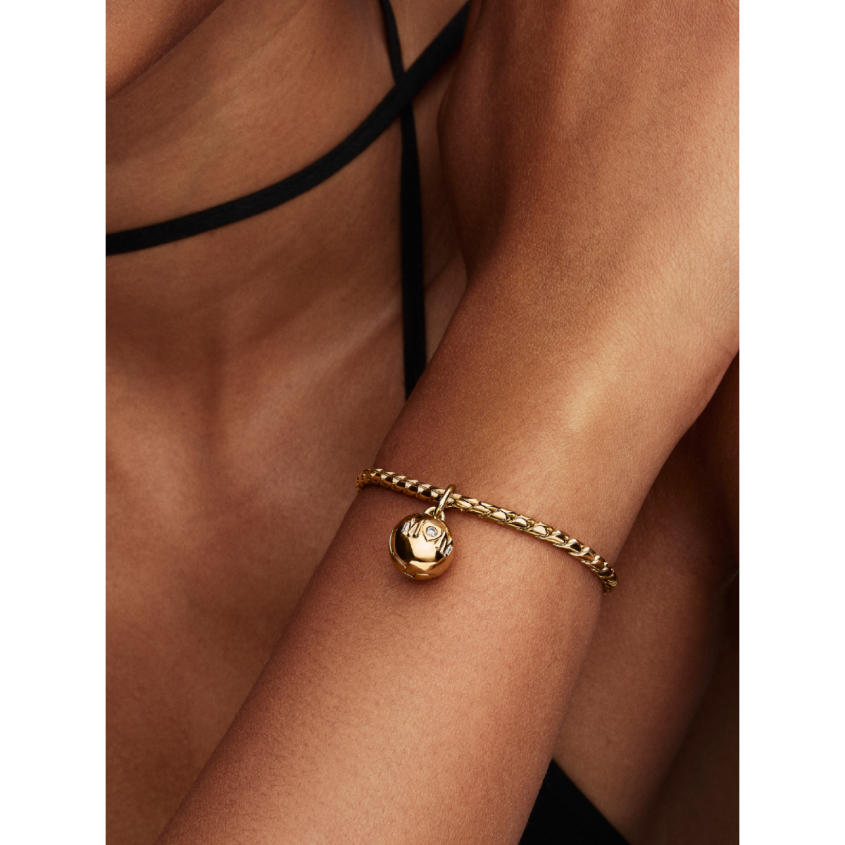 Pandora Moments 764457C01 gold plated hangende bedel met zirkonia en tekst MOM LOVE YOU