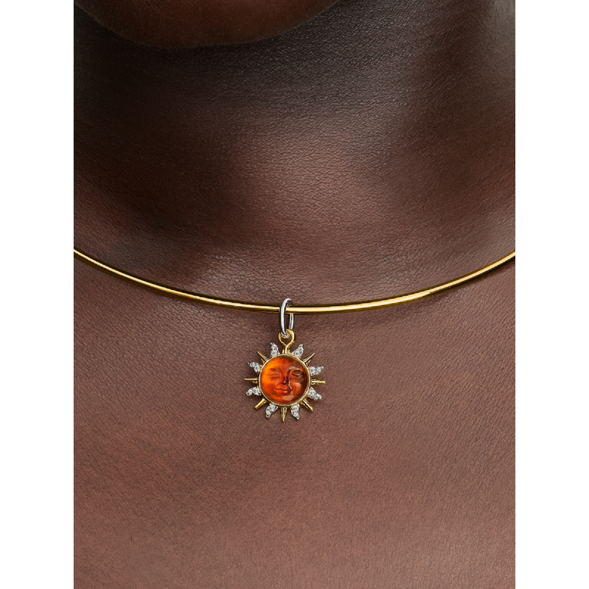 Pandora Moments 764703C01 bicolor hangende bedel met oranje zon en gezichtje