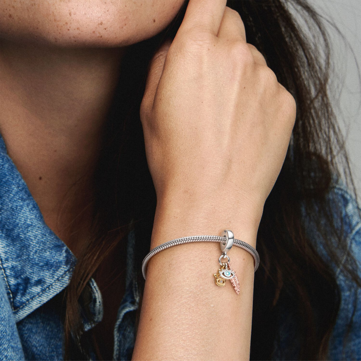 Pandora Moments 768785C01 hangende armband bedel met hamsa, alziend oog, veer, emaille en zirkonia