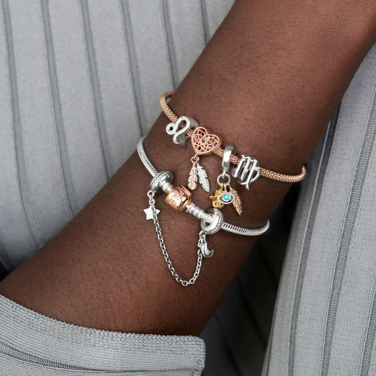 Pandora Moments 768785C01 hangende armband bedel met hamsa, alziend oog, veer, emaille en zirkonia
