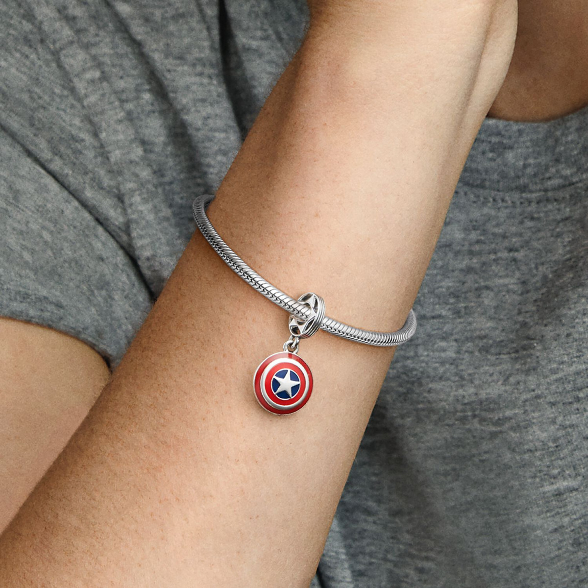 Pandora Marvel 790780C01 The Avengers hangende charm met het schild van Captain America en emaille